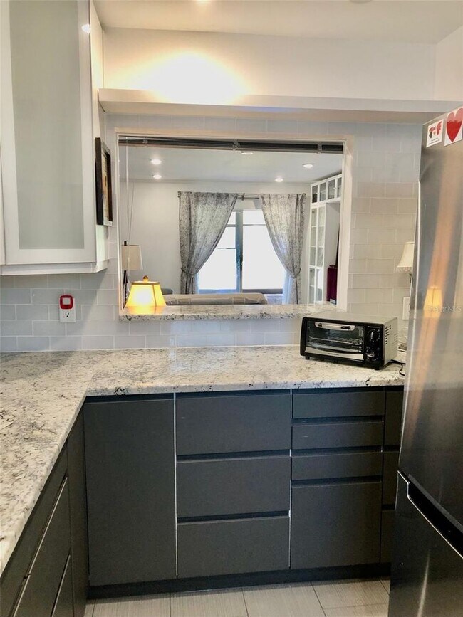 Building Photo - Furnished Annual - Close to Venice Beach!