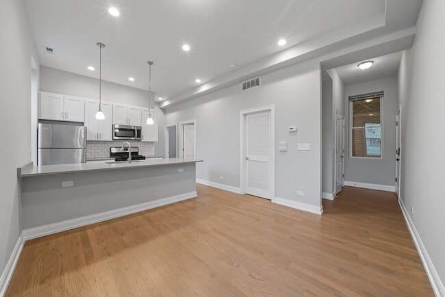 Building Photo - 1946 S Racine Ave