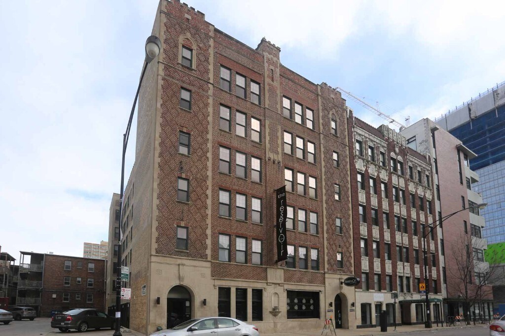 Building Photo - 846 W Montrose Ave