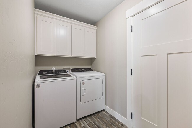 Building Photo - Partially furnished Twin home in Rigby