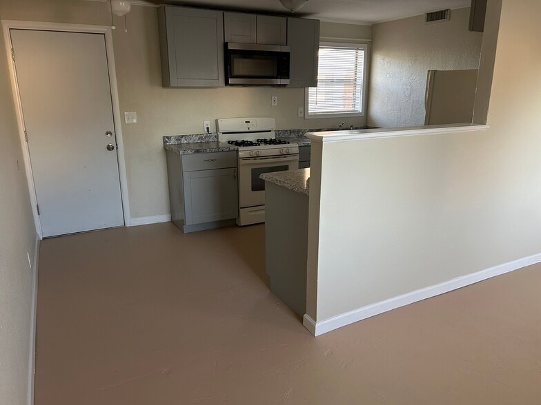 kitchen, family room - 5400 W Calle Cayeus