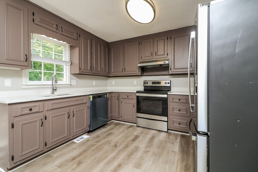 Building Photo - 2981 Sutton Dr SW