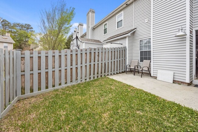 Building Photo - Modern Comfort & Convenience in Regents Green Townhome