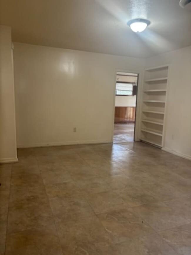 Building Photo - 5866 Kinder Dr