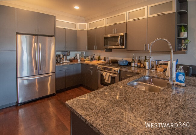 Building Photo - 1033 W Monroe St