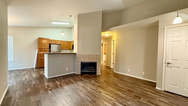 Building Photo - Upper-level condo
