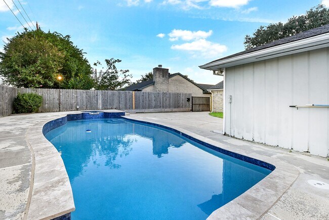 Building Photo - 215 Gentilly Dr
