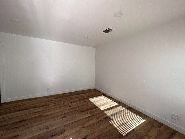 Building Photo - Kaweah / Willis