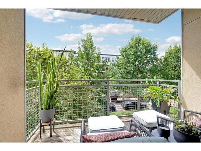 Building Photo - 2565 Franklin Ave