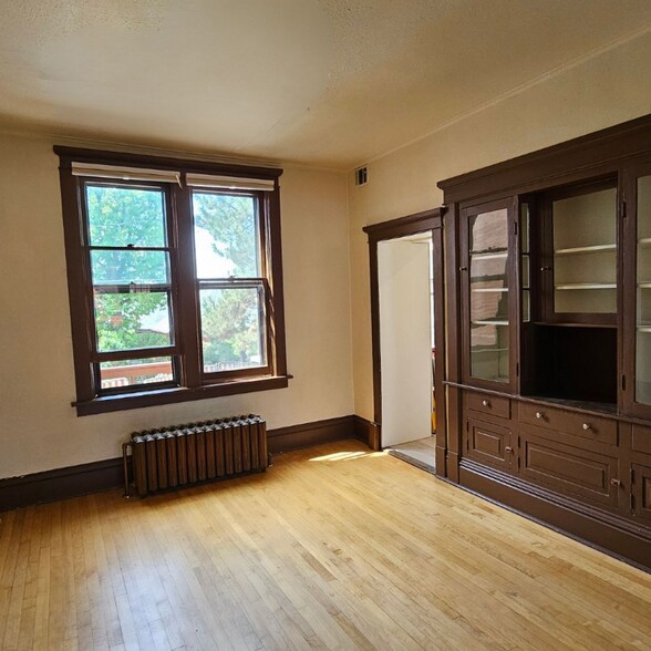 Building Photo - 826 W Silver St