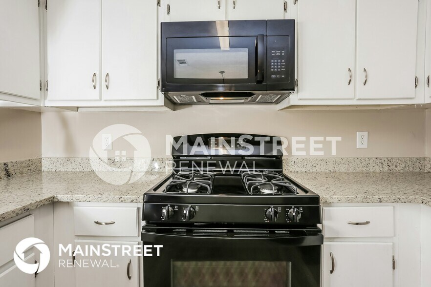 Building Photo - 661 Woodcrest Manor Dr
