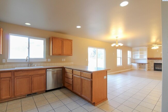Building Photo - 4 Bed/2.5 Bath House in Richland