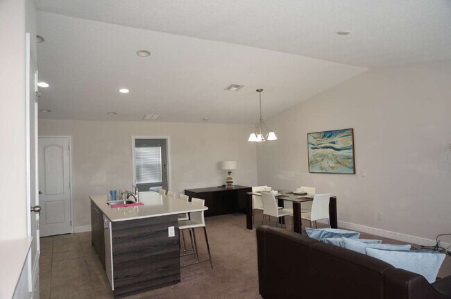Building Photo - Charming 2-Bed, 2-Bath Townhouse Retreat i...