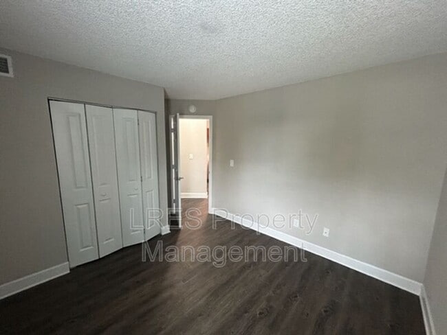 Building Photo - 2560 Woodgate Blvd