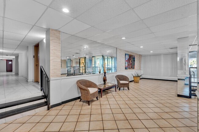Building Photo - 4158 Inverrary Dr