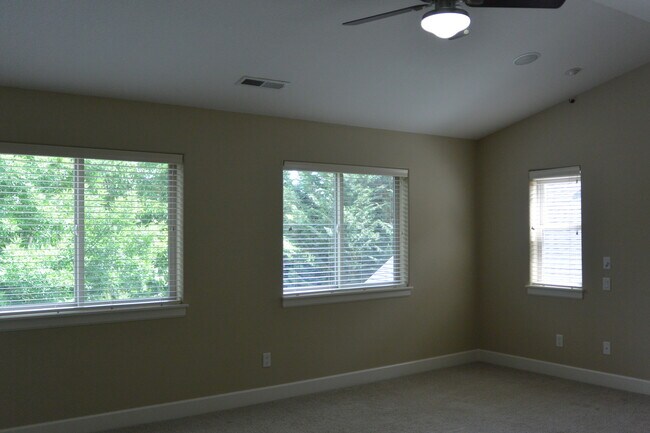 Building Photo - 1365 SE 194th Pl