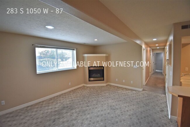 Building Photo - Fantastic 3 Bed Provo Condo! No Deposit Op...