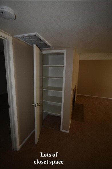 Building Photo - 850 S River Dr