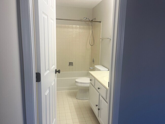 Building Photo - 567 W Parkside Dr