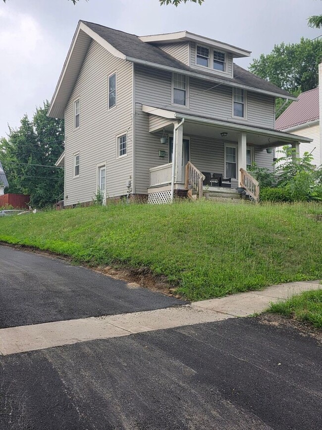 Building Photo - 227 Banning Ave