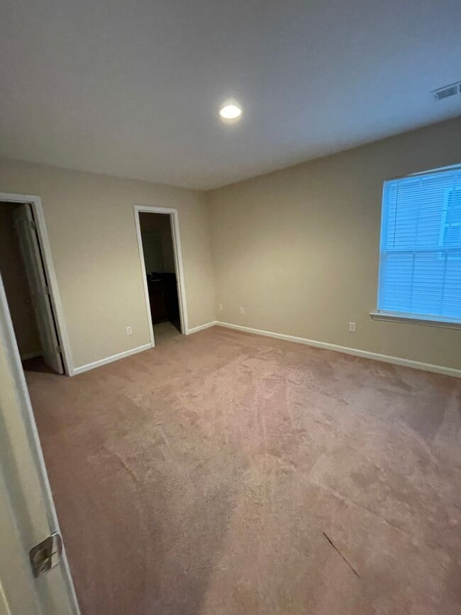 Building Photo - 3 bedroom townhome