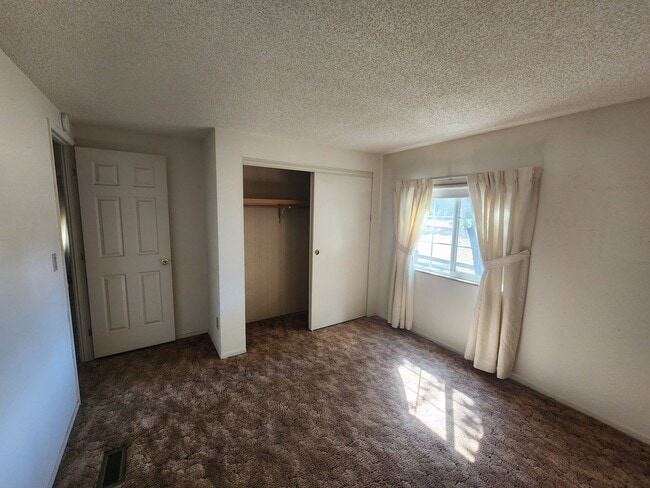 Building Photo - Well-Maintained 3BR/2BA