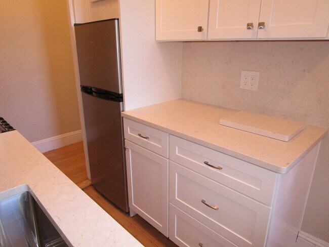Building Photo - 122 Riverway