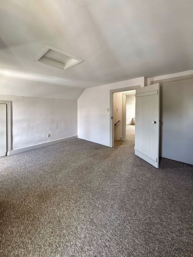 Building Photo - 3 bed 1.5 bathroom apartment in Harleysvil...