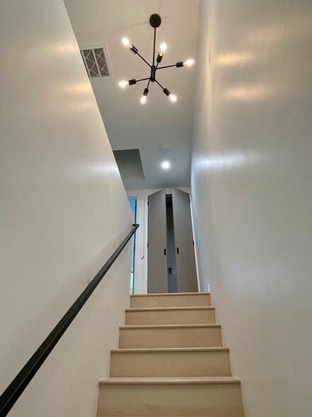 Building Photo - 611 1/2 W 41st Pl