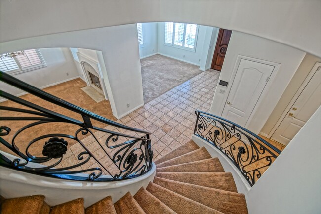 Building Photo - VERY SPACIOUS, BRIGHT & AIRY HOME W/ UNIQU...