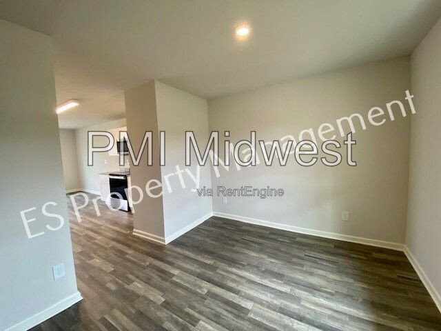 Building Photo - 2608 W Kings Cyn Dr
