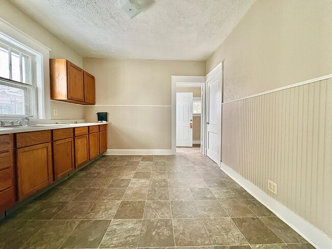 Building Photo - 1318 Lincoln Way East