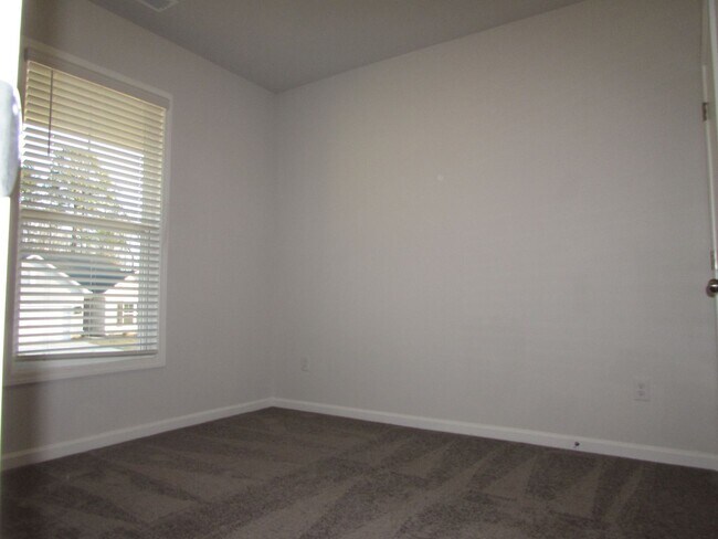 Building Photo - Spacious 4 Bedroom/ 3 Bathroom Home in Lovely Terrell - 2 Car Garage - Washer/Dryer and Lawn Main...