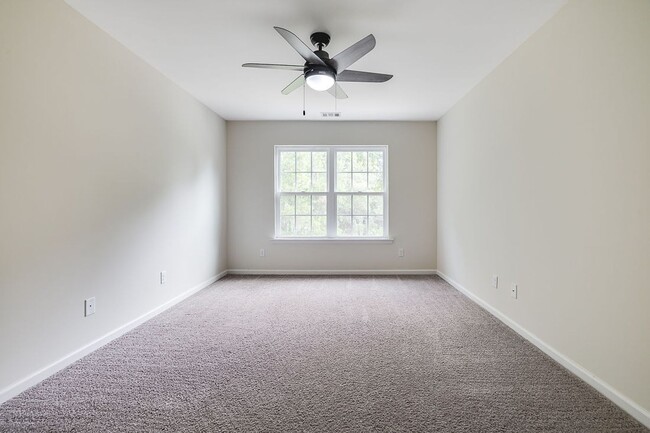 Building Photo - Spacious Custom 8 Bed 4.5 Bath Home on Lar...