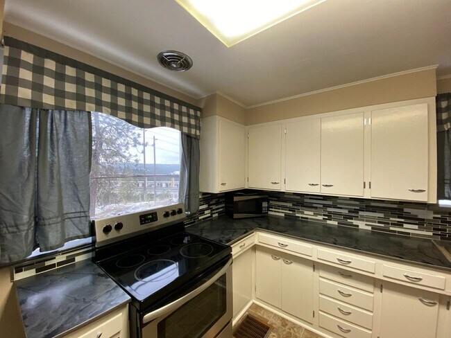 Building Photo - 2028 W 9th Ave