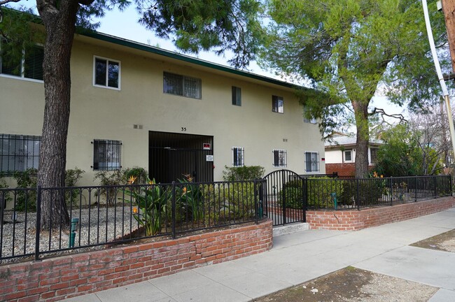 Building Photo - 1bd/1ba Spacious & Downstairs Apartment in...