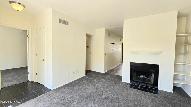 Building Photo - 3690 N Country Club Rd