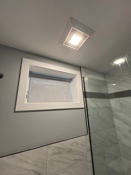 Building Photo - 713 W 19th Pl