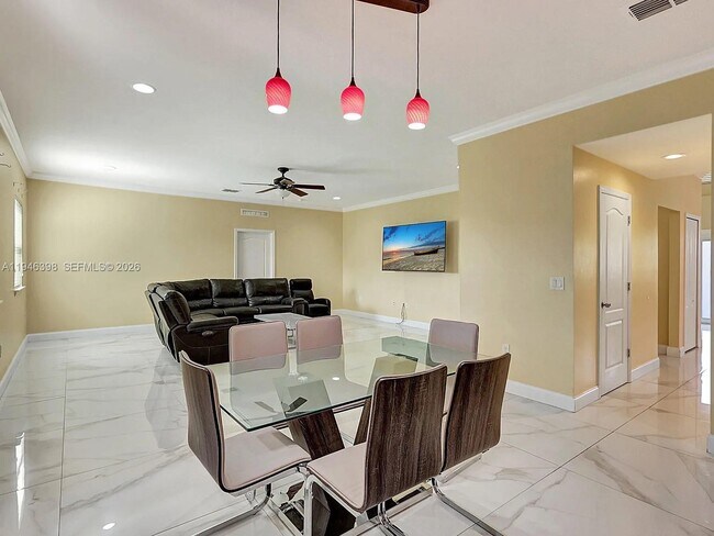 Building Photo - 1018 SW Eckard Ave