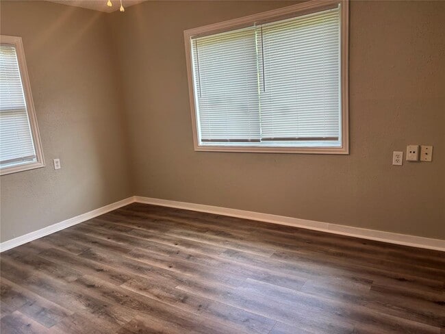 Building Photo - 402 Poplar