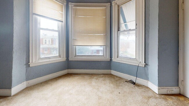 Building Photo - 3 Bedroom w/ Skylight and Stainless Steel