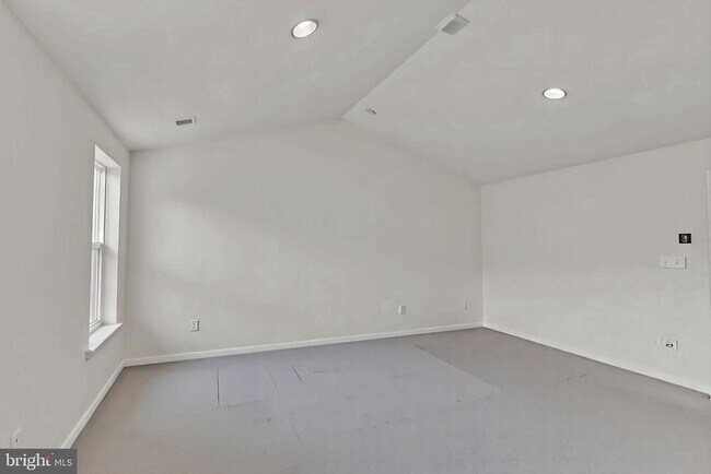 Building Photo - 29 Beachwood Dr
