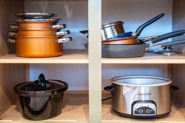 Building Photo - 523 W Vance Dr