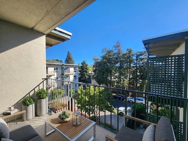 Building Photo - Top floor large 2 bed 2 bath open views at Woodlake