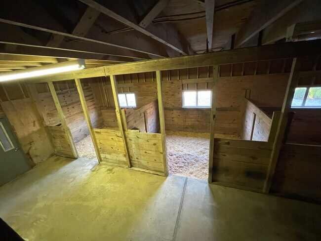 Building Photo - Glenview Hills HUGE 3 Bedroom 2.5 Bath Hom...