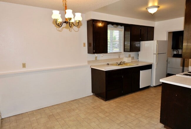 Building Photo - Downstairs unit 2 bed 1 bath