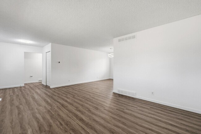 Building Photo - 4 bedroom / 2 bath / Beautifully Updated