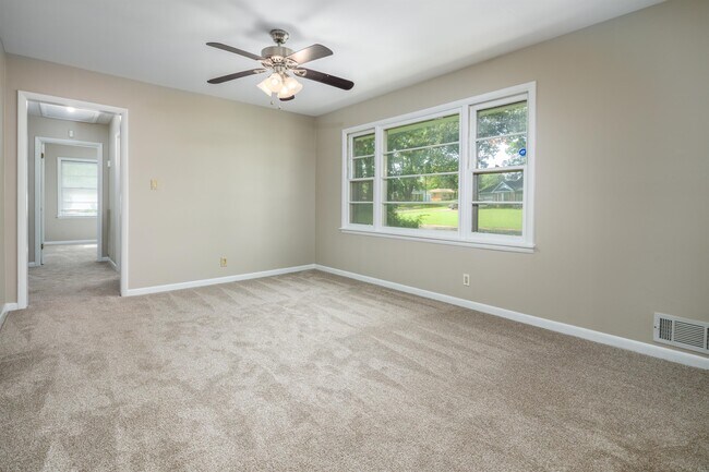 Building Photo - 2004 Rosewood Dr NW