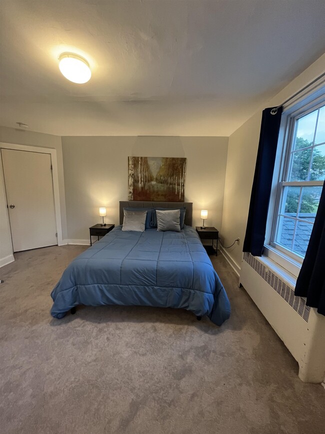 Building Photo - 486 Main St