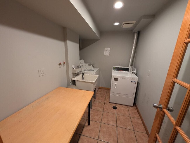 Building Photo - 5858 W 87th St